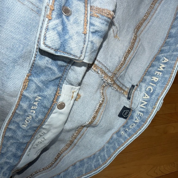 American Eagle Mom Jeans 14 Light Wash High Rise Relaxed Tapered Strigid Denim - Picture 4 of 12
